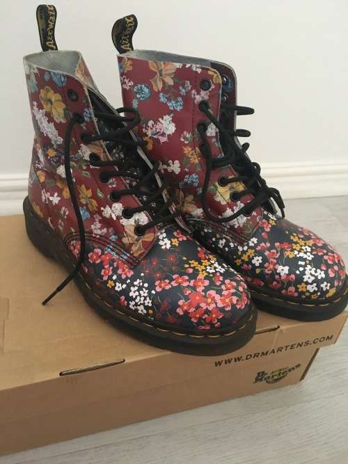 BRAND NEW Floral leather DR MARTENS - SIZE UK7