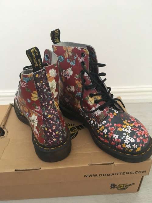 BRAND NEW Floral leather DR MARTENS - SIZE UK7