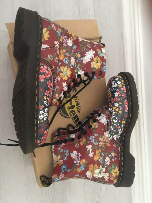 BRAND NEW Floral leather DR MARTENS - SIZE UK7