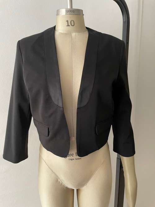 Black crop dinner jacket - size  L