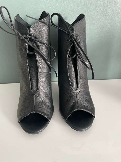 *GORGEOUS* Montanna leather stiletto peep toe booties - size 7