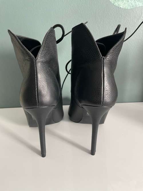 *GORGEOUS* Montanna leather stiletto peep toe booties - size 7