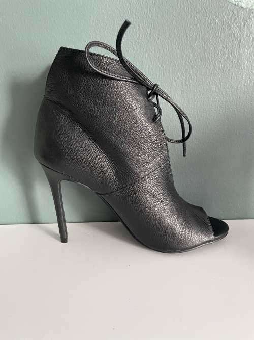 *GORGEOUS* Montanna leather stiletto peep toe booties - size 7