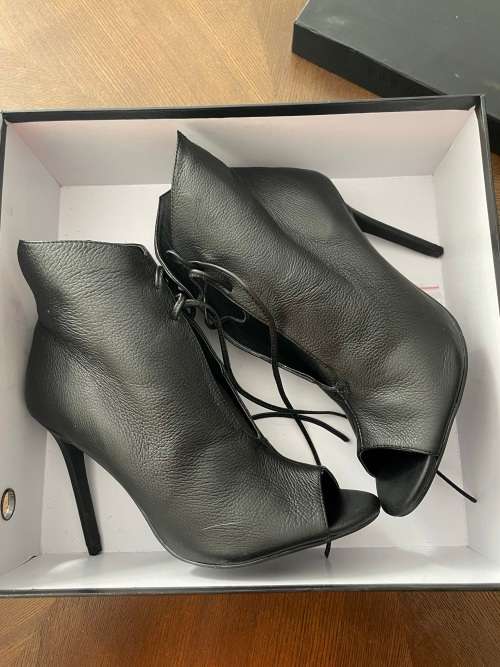 *GORGEOUS* Montanna leather stiletto peep toe booties - size 7
