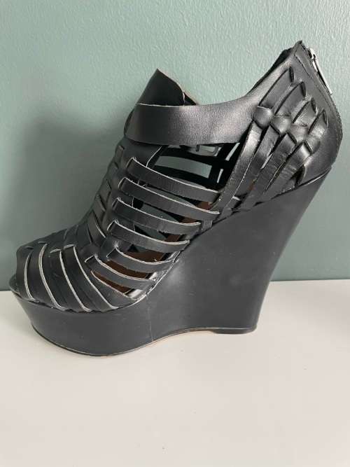 Steve Madden peep toe wedges - black - 7