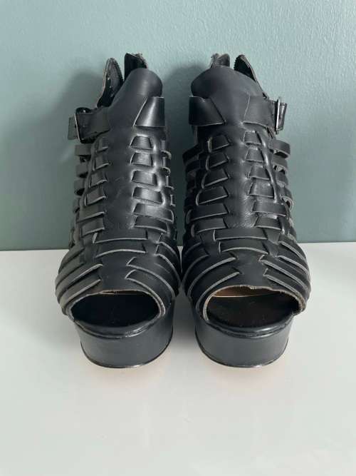 Steve Madden peep toe wedges - black - 7