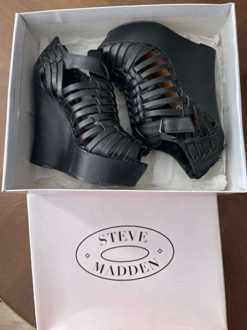 Steve Madden peep toe wedges - black - 7
