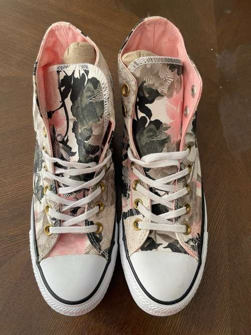 Ladies Converse Hightop sneakers -floral print - Size 7