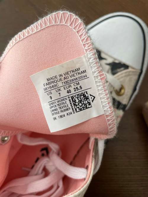Ladies Converse Hightop sneakers -floral print - Size 7