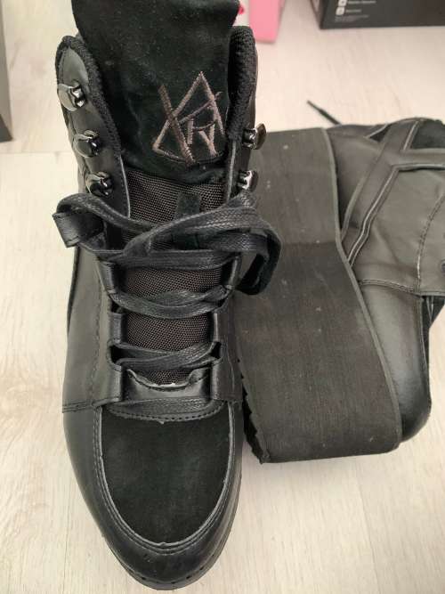 YRU COZMOS BLACK PLATFORMS *Very Rare* Ladies Size 7
