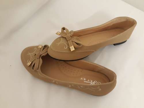 Ladies new pretty beige embroided pumps only 1 size 4