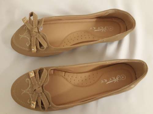 Ladies new pretty beige embroided pumps only 1 size 4