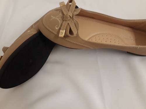 Ladies new pretty beige embroided pumps only 1 size 4