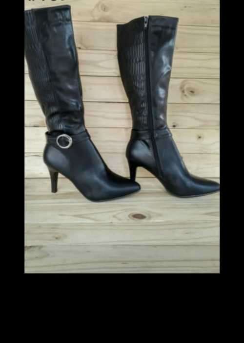 Ladies stunning black synthetic leather boots heels size 5