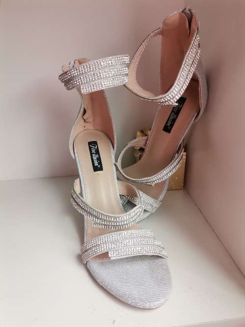 Stunning heels silver size 6