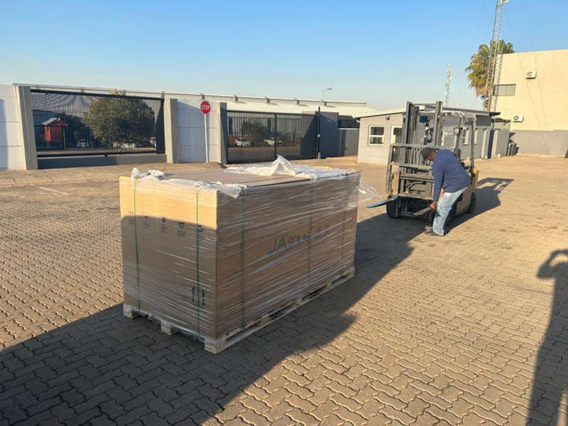 JA 565W solar panel