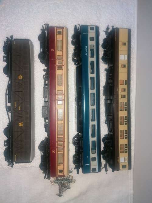 MIXED LOT x 4 wagons (OO)