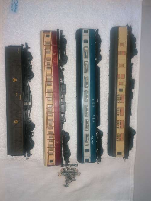 MIXED LOT x 4 wagons (OO)
