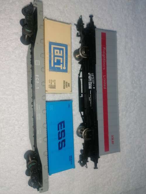 LIMA wagons x 2 (HO)