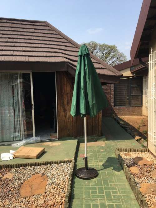 ***Outdoor 2.5m Deluxe Aluminium Umbrella with Base*** - Brand New
