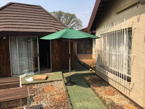 ***Outdoor 2.5m Deluxe Aluminium Umbrella with Base*** - Brand New
