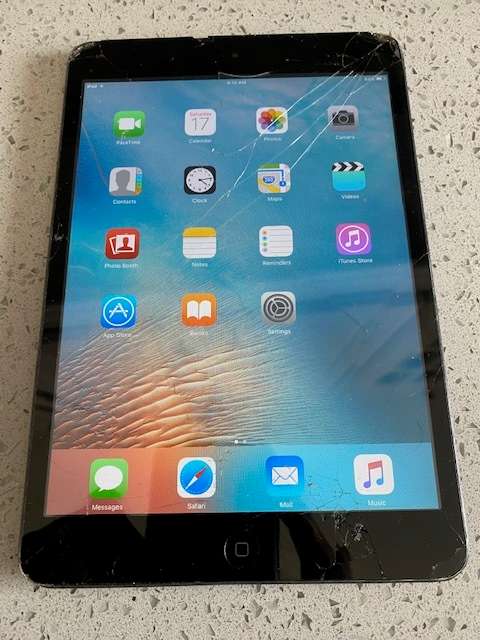 *** Apple iPad mini Wifi 16gig*** works but screen damaged