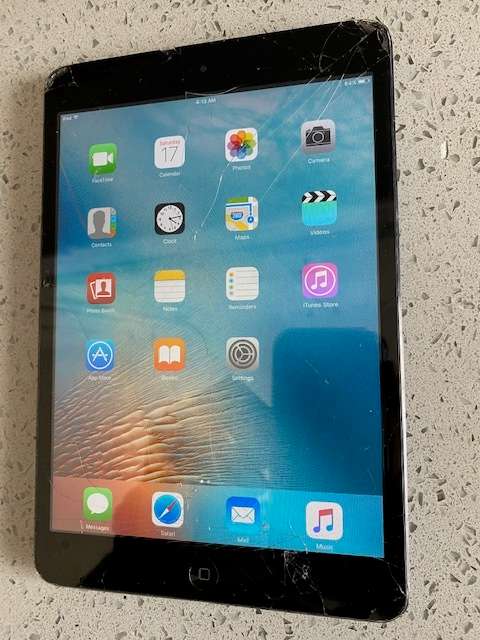 *** Apple iPad mini Wifi 16gig*** works but screen damaged