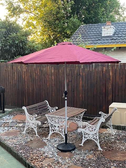 ***Garden / Patio Outdoor 2.7m Deluxe Aluminium Umbrella with Base*** - Brand New