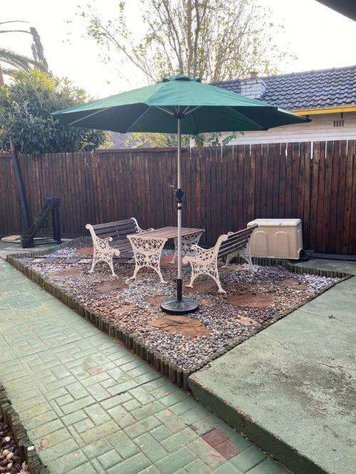***Garden / Patio Outdoor 2.7m Deluxe Aluminium Umbrella with Base*** - Brand New