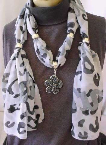STUNNING GREY PATTERNED SCARF WITH FLOWER
