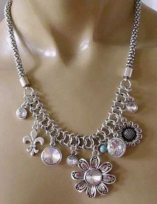 STUNNING NECKLACE WITH FLOWER