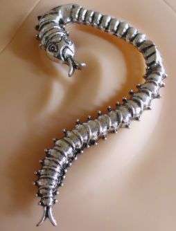STUNNING  CENTIPEDE  EAR CUFF