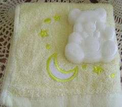 PRIMROSE HANDTOWEL WITH EMBROIDERY AND SOAP