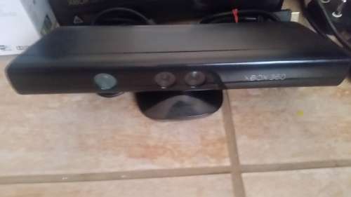 XBOX 360 , 4GB + Kinect + 4 Games + 1 Remote