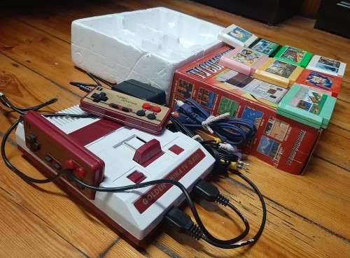 VINTAGE TV GAME INCLUDES CARTRIDGES