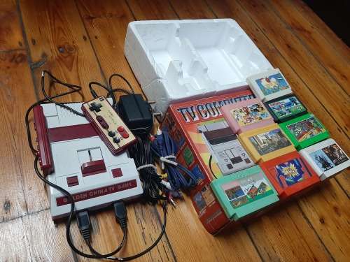 VINTAGE TV GAME INCLUDES CARTRIDGES