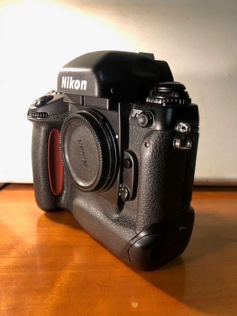 NIKON F5 MINT LIKE NEW