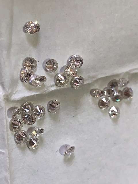 DIAMONDS WHITE SPARKLING  -NATURAL-30 PIECES SIZE.03-.04  -2 mm DIAMEOVER 1 ct IN TOTAL VS 1-COLOR J