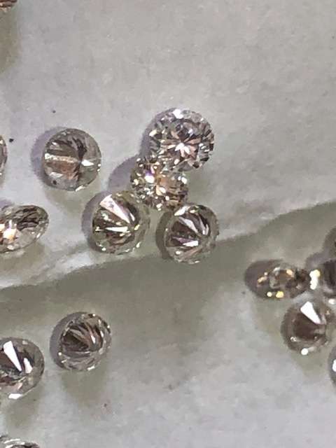 DIAMONDS WHITE SPARKLING  -NATURAL-30 PIECES SIZE.03-.04  -2 mm DIAMEOVER 1 ct IN TOTAL VS 1-COLOR J