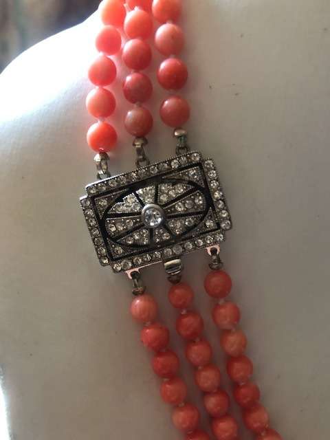 CORALSPECTACULAR  VINTAGE THREE LINES NATURAL UNTREETED CORAL NECKLACE