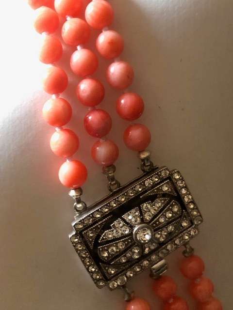 CORALSPECTACULAR  VINTAGE THREE LINES NATURAL UNTREETED CORAL NECKLACE
