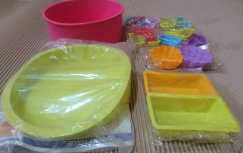 4pk Silicone Cake Baking Moulds + 2pk Biscuit Cutter (1 Bid for All) - UK Specifications Moulds