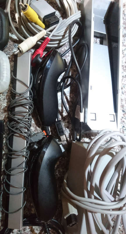 Nintendo Wii + 1 game  (Please-Read) - RVL001