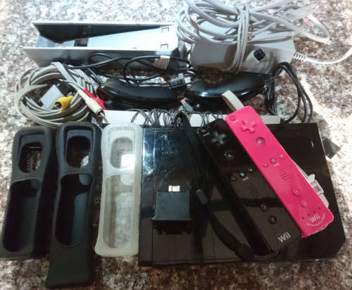 Nintendo Wii + 1 game  (Please-Read) - RVL001