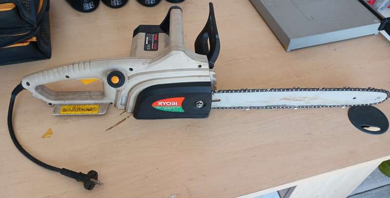 400mm 1800W Ryobi Electric Chainsaw