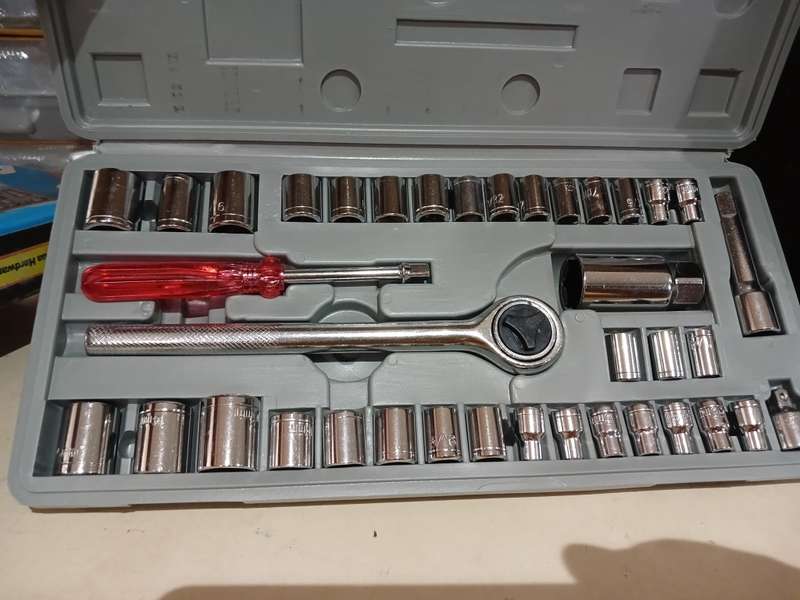 40 Piece 1/4 and 3/8 inch Socket Wrench Set