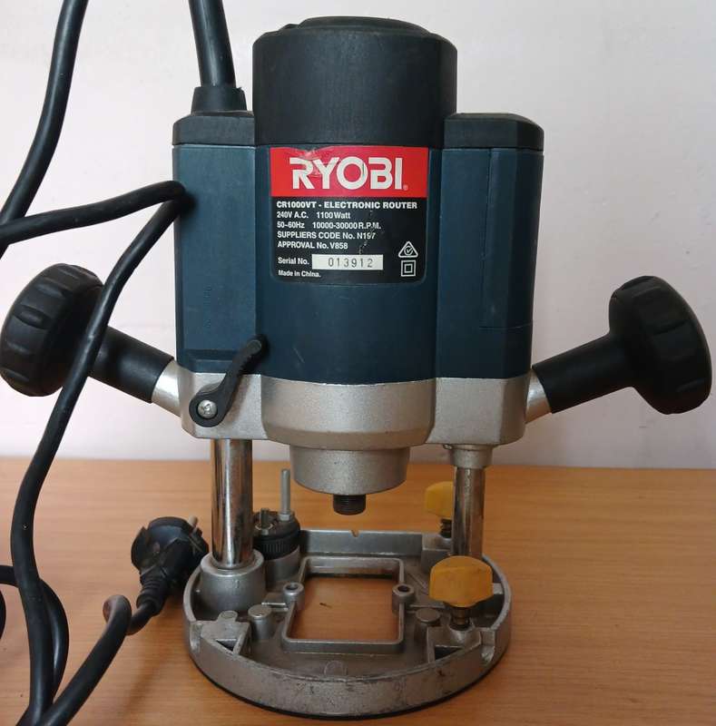 Please Read - No Collet- 1100W Ryobi Router