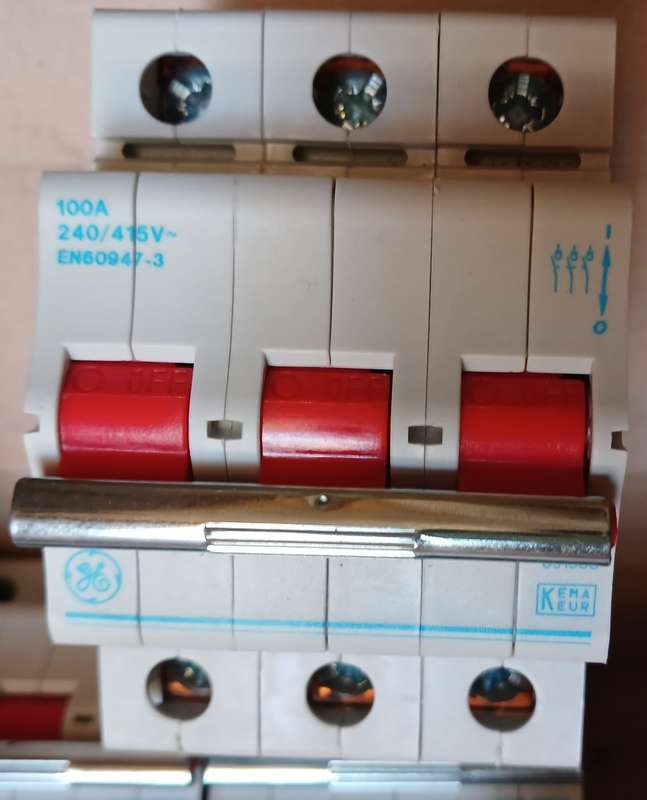 General Electric 100a 220-415V 3 Pole Isolator/Breaker (4 Pieces)