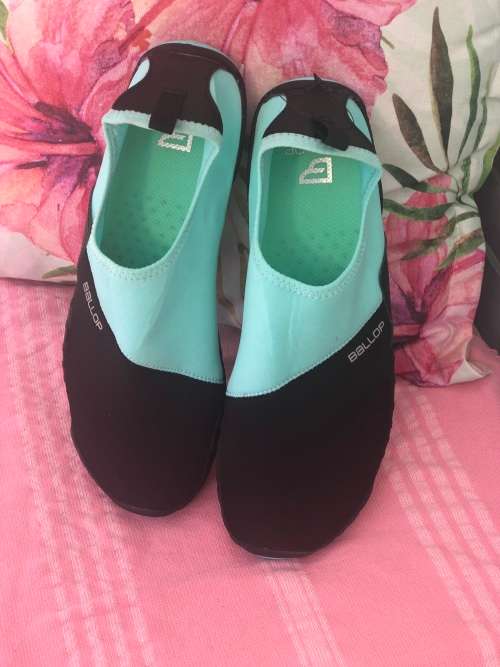 Size 8 Unisex Ballop Chameleon Aqua Shoes! Water Activated