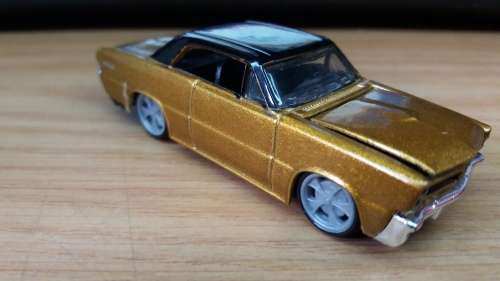 Bburago: 1965 Pontiac GTO (Hood Opens Up)